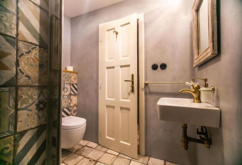 اتاق لوکس با چشم‌انداز, Pension Adalbert