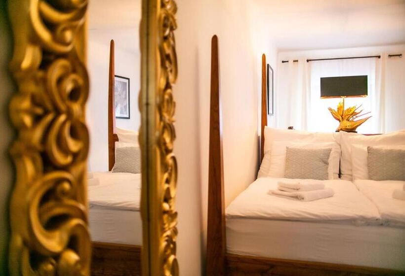 اتاق لوکس, Pension Adalbert