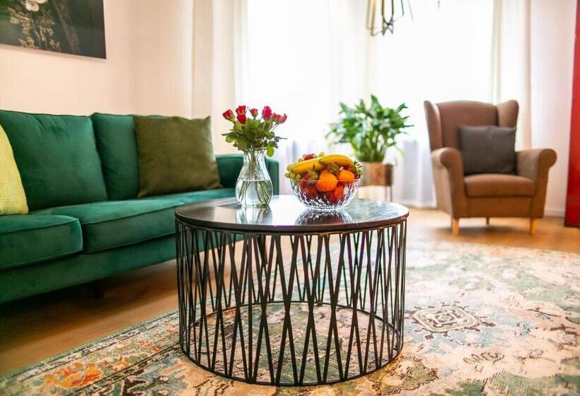 اتاق لوکس, Pension Adalbert