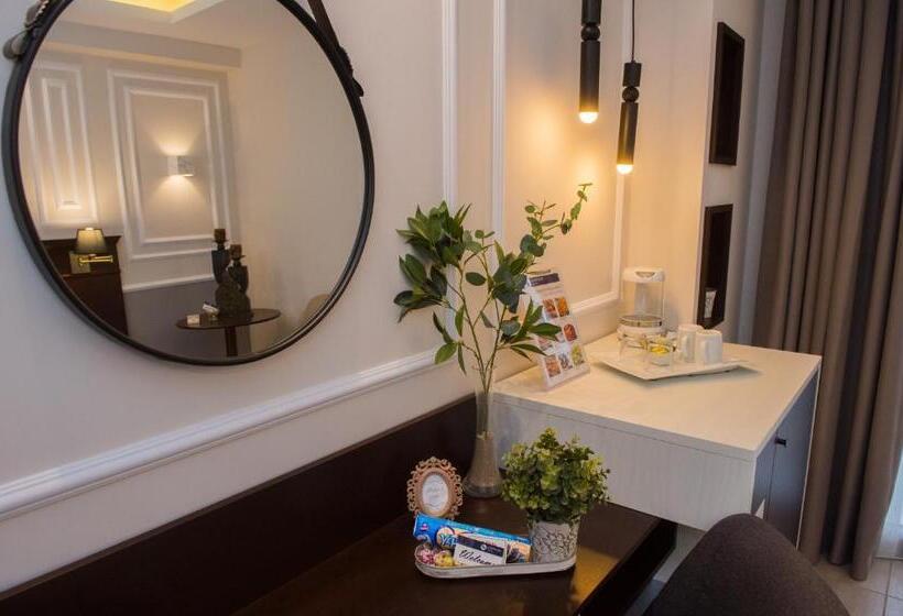 غرفة كومفورت, Sokratis