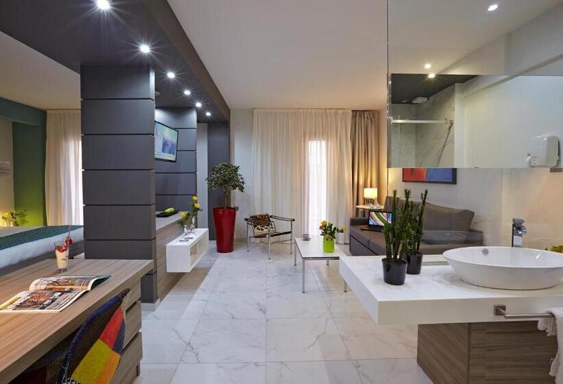 جناح ديلوكس, Sokratis