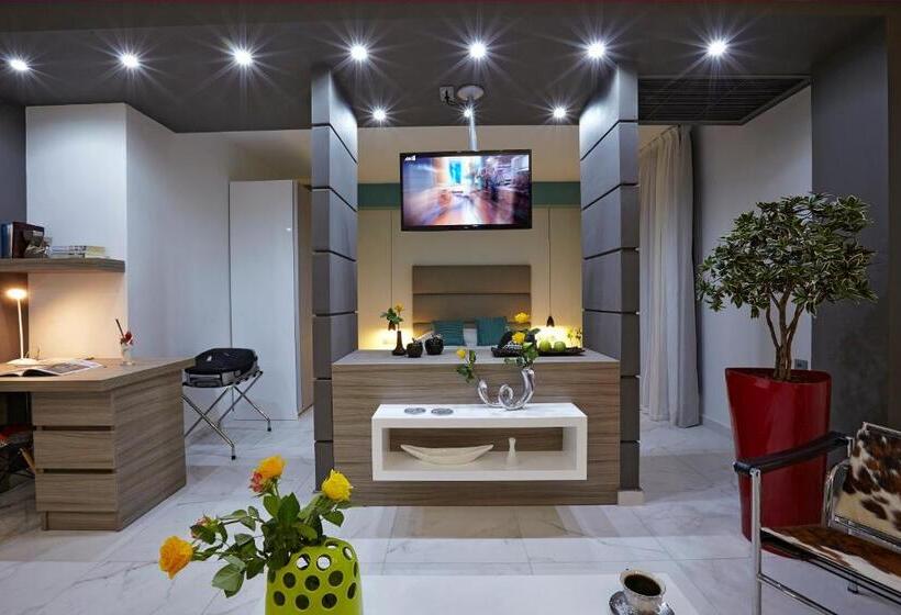 جناح ديلوكس, Sokratis