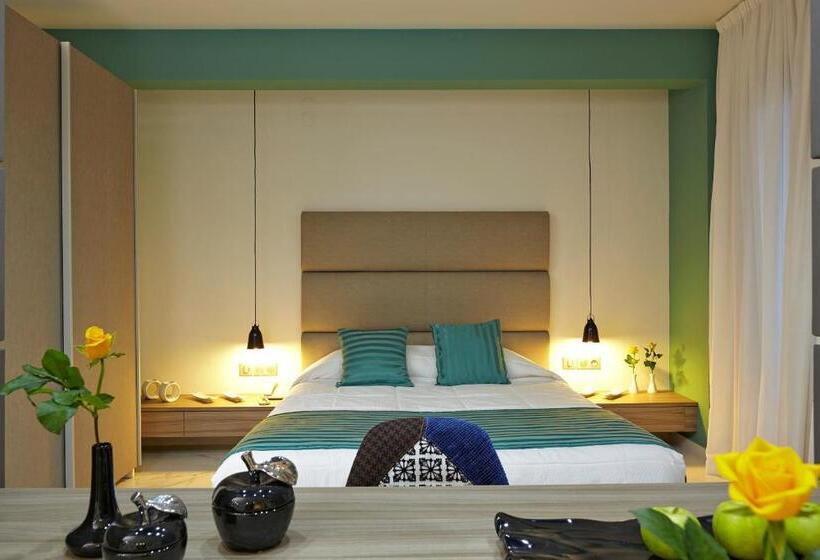 جناح ديلوكس, Sokratis