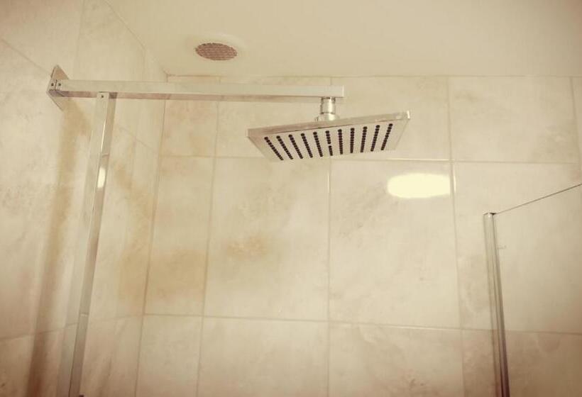 חדר סטנדרט לשלושה, The Waverley