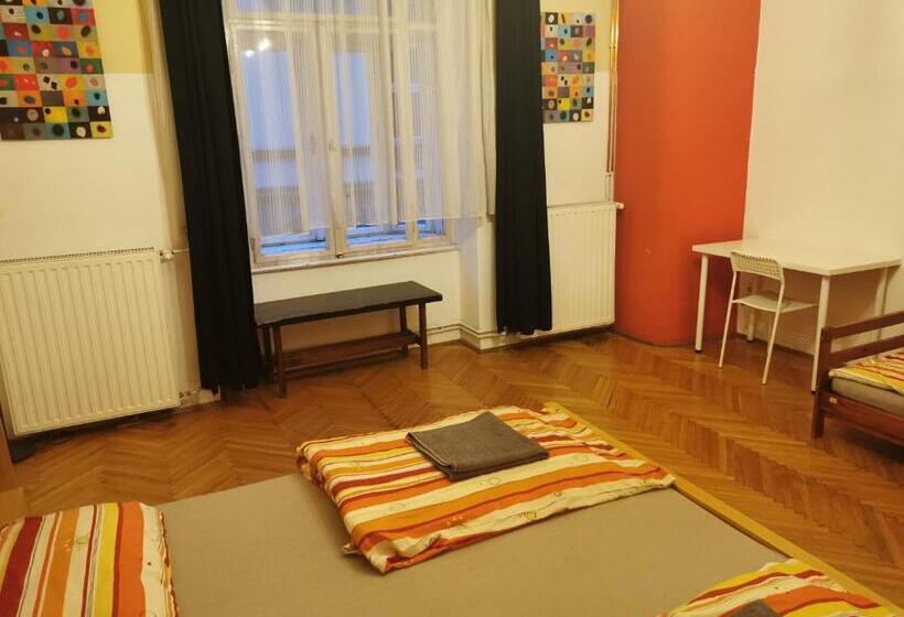 اتاق استاندارد با سرویس بهداشتی مشترک, Boomerang Hostel