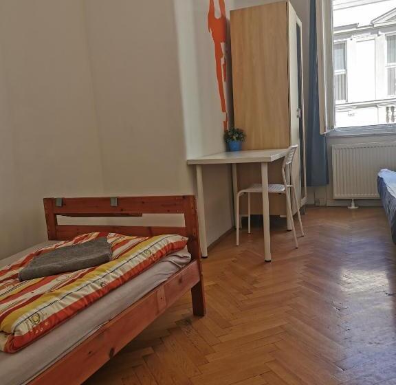 اتاق استاندارد با سرویس بهداشتی مشترک, Boomerang Hostel