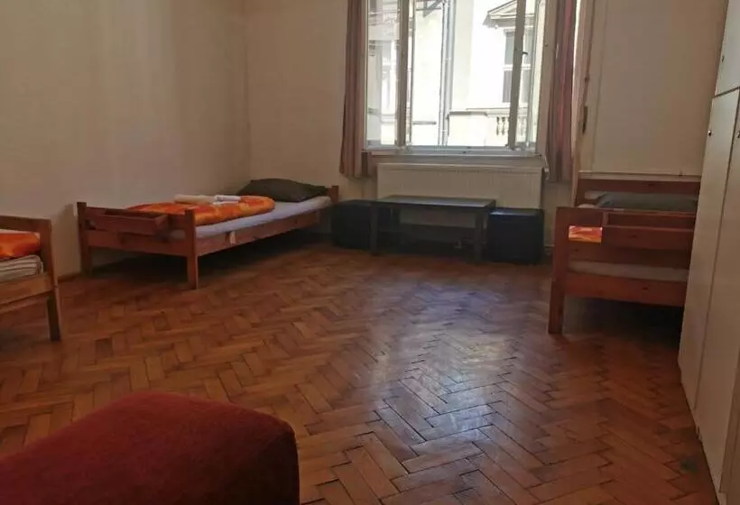 バスルーム共有のトリプルスタンダード, Boomerang Hostel