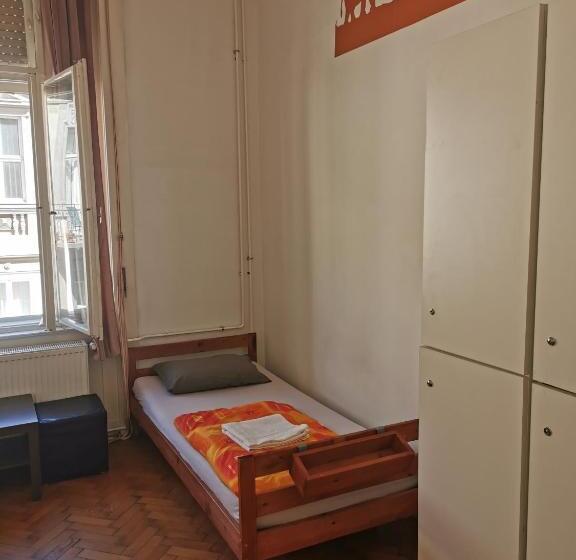 标准三人间共用浴室, Boomerang Hostel