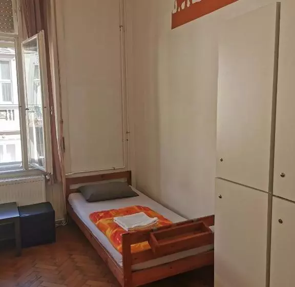バスルーム共有のトリプルスタンダード, Boomerang Hostel