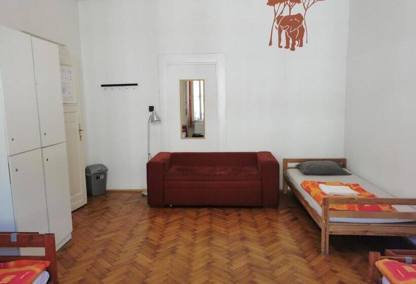 اتاق استاندارد سه تخته با سرویس بهداشتی مشترک, Boomerang Hostel