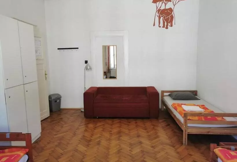 バスルーム共有のトリプルスタンダード, Boomerang Hostel