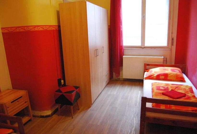 اتاق استاندارد سه تخته با سرویس بهداشتی مشترک, Boomerang Hostel