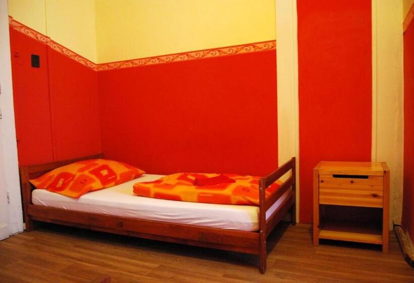 اتاق استاندارد سه تخته با سرویس بهداشتی مشترک, Boomerang Hostel