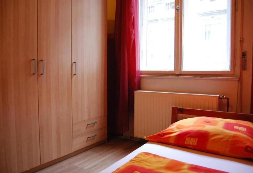 标准三人间共用浴室, Boomerang Hostel