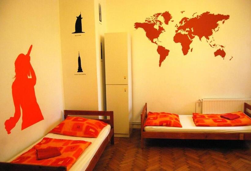 标准四人间共用浴室, Boomerang Hostel