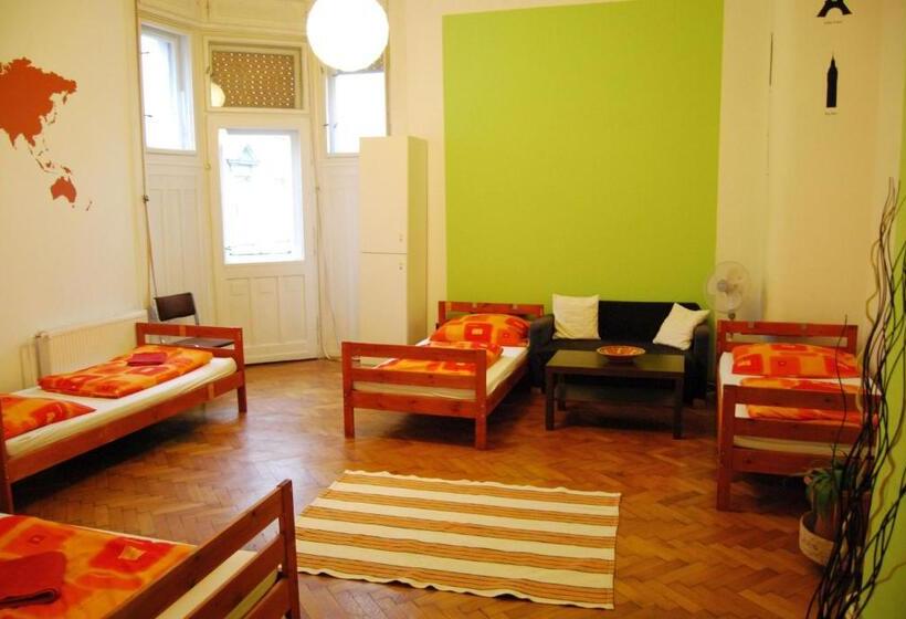 标准四人间共用浴室, Boomerang Hostel