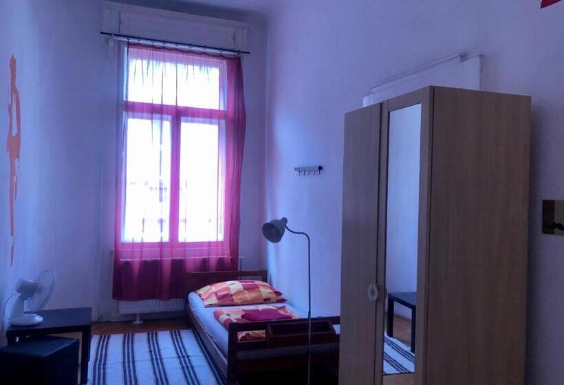 اتاق استاندارد یک نفره, Boomerang Hostel