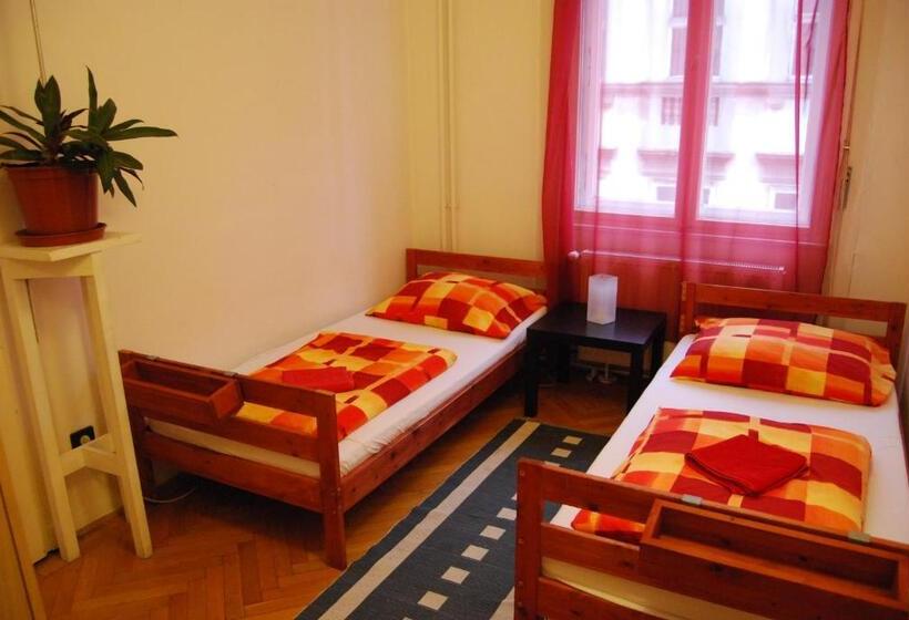 标准间, Boomerang Hostel