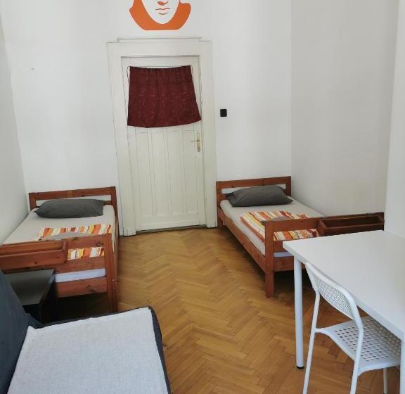 اتاق استاندارد با سرویس بهداشتی مشترک, Boomerang Hostel