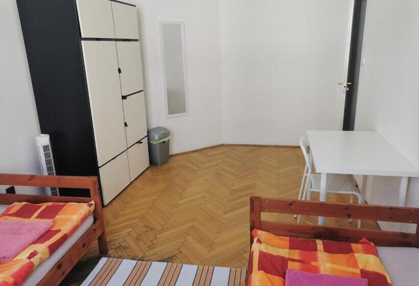 اتاق استاندارد با سرویس بهداشتی مشترک, Boomerang Hostel