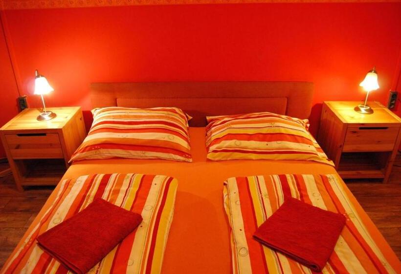 اتاق استاندارد با سرویس بهداشتی مشترک, Boomerang Hostel