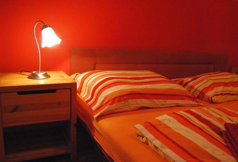 اتاق استاندارد با سرویس بهداشتی مشترک, Boomerang Hostel