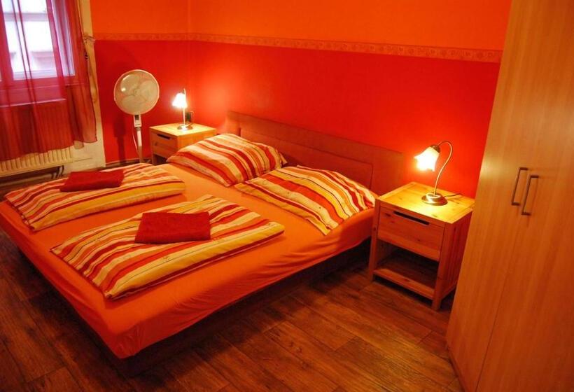 اتاق استاندارد با سرویس بهداشتی مشترک, Boomerang Hostel