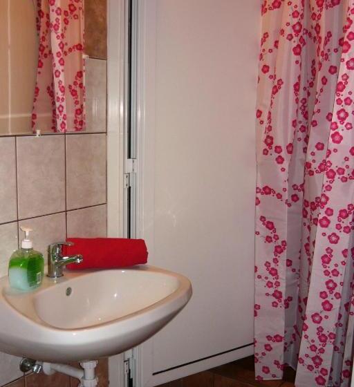 اتاق استاندارد یک نفره, Boomerang Hostel