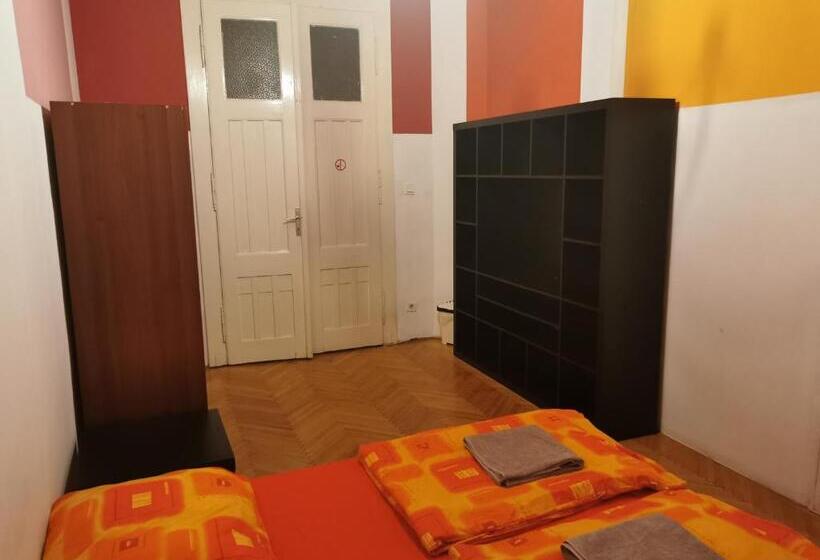 标准间, Boomerang Hostel