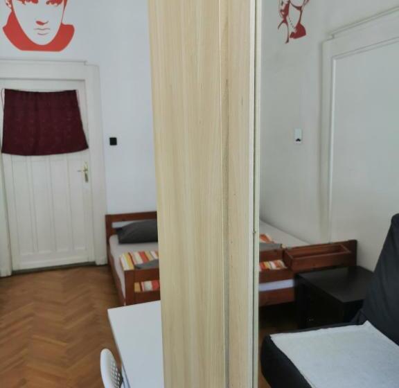 اتاق استاندارد, Boomerang Hostel