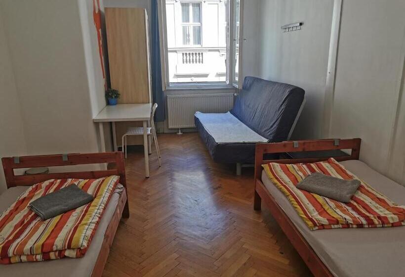 اتاق استاندارد, Boomerang Hostel