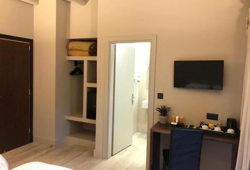 اتاق استاندارد سه نفره, Anesis