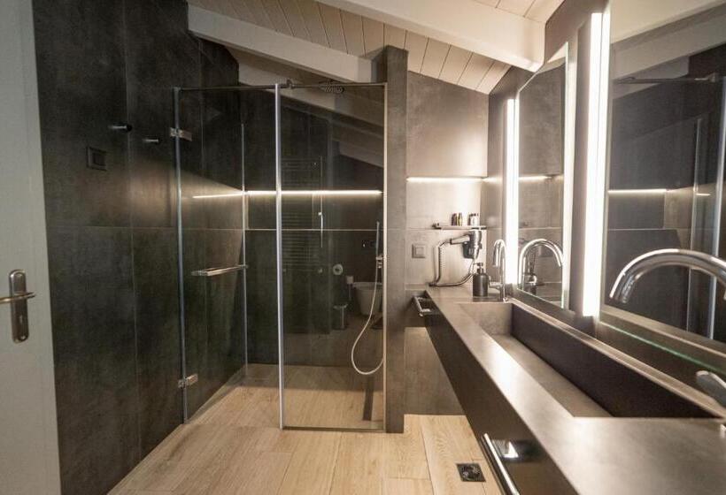 سوییت جونیور, Anesis