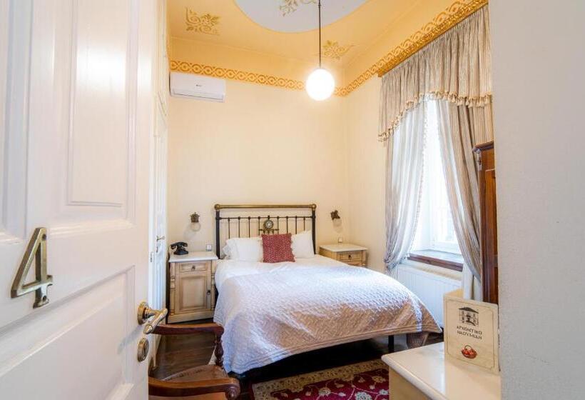 חדר בסיסי, Archontiko Naoumidi