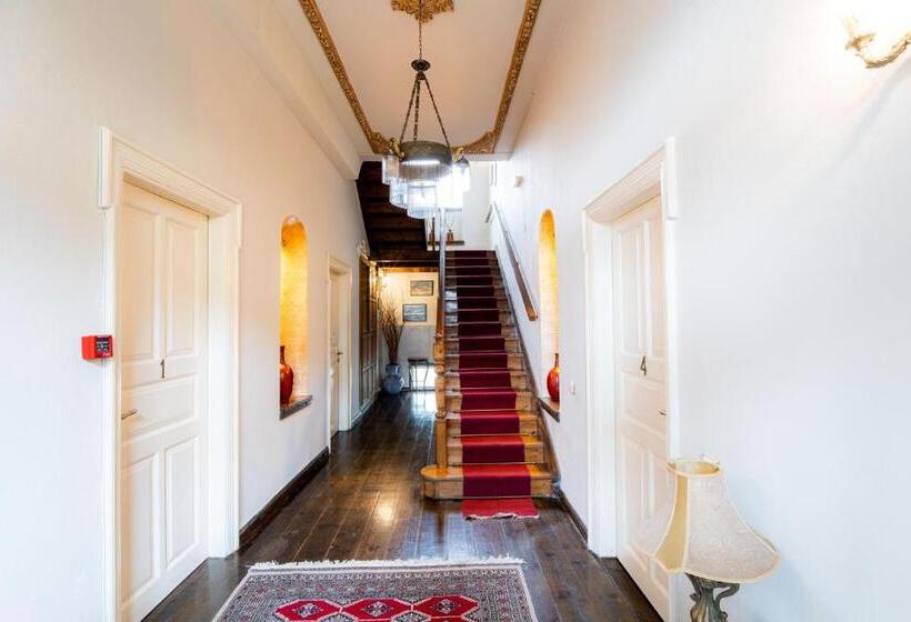 חדר בסיסי, Archontiko Naoumidi