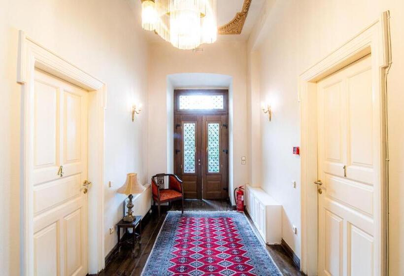 חדר בסיסי, Archontiko Naoumidi