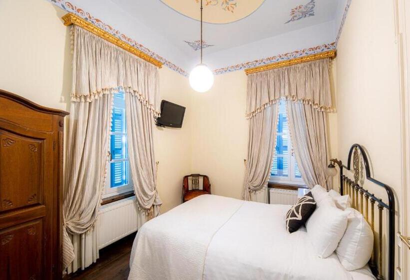 חדר בסיסי, Archontiko Naoumidi