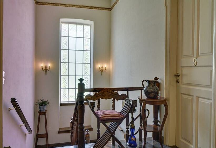 חדר בסיסי, Archontiko Naoumidi