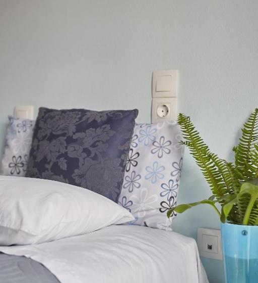 اتاق استاندارد سه نفره, Atheras