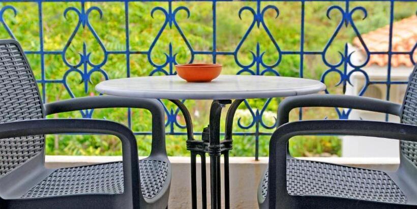 اتاق استاندارد سه نفره, Atheras