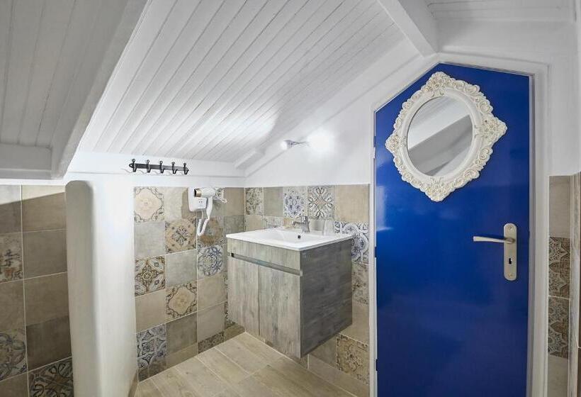 استودیو خانوادگی, Atheras