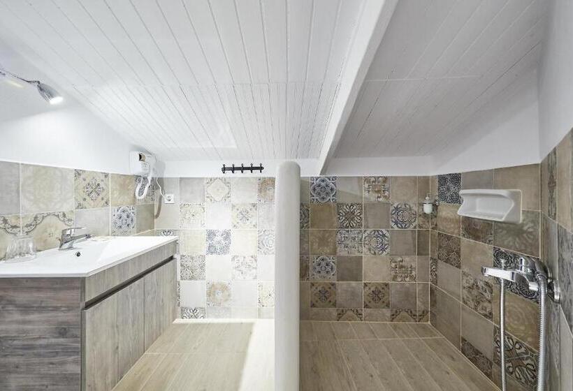 استودیوی لوکس, Atheras