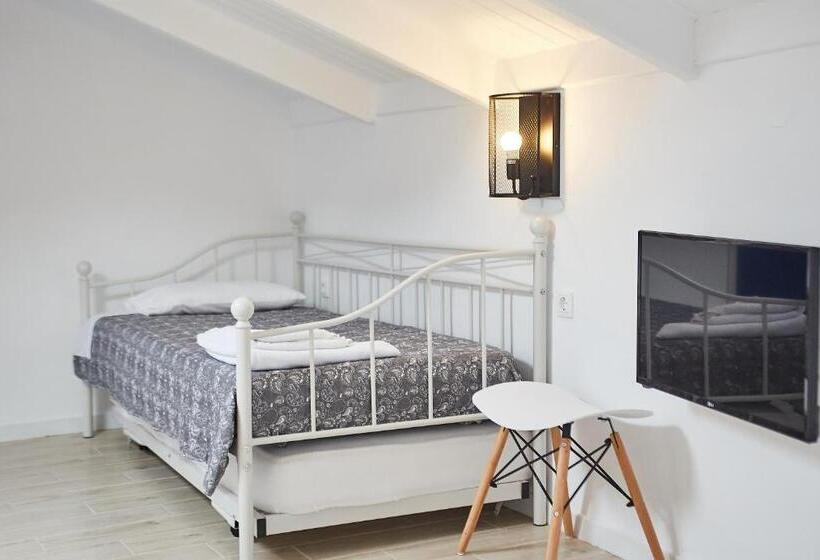 استودیوی لوکس, Atheras