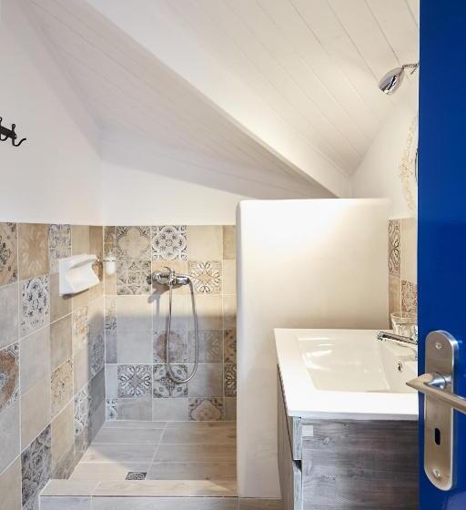 اتاق عادی, Atheras