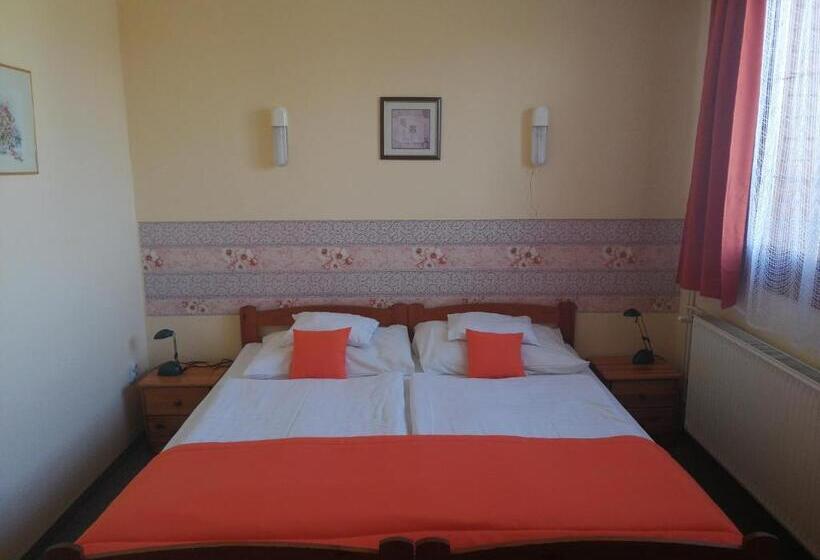 חדר סטנדרט לשלושה, Hajnal