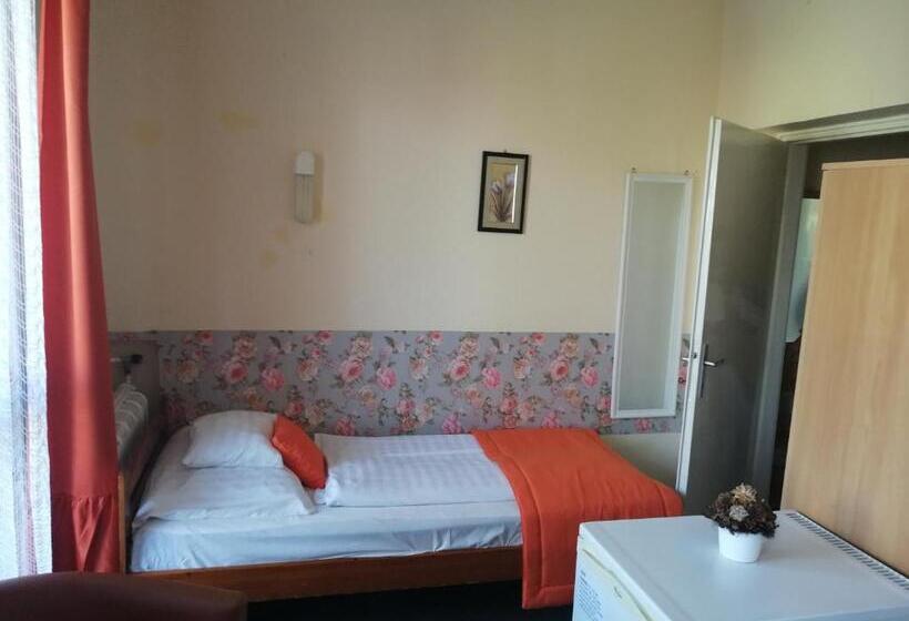 חדר סטנדרט לשלושה, Hajnal