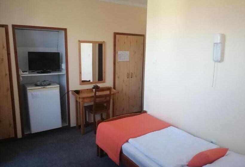 חדר סטנדרט לשלושה, Hajnal