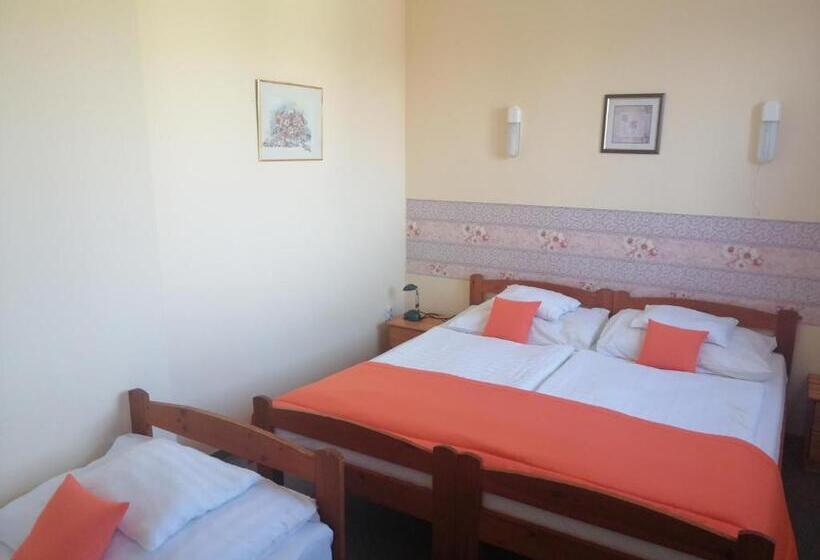 חדר סטנדרט לשלושה, Hajnal