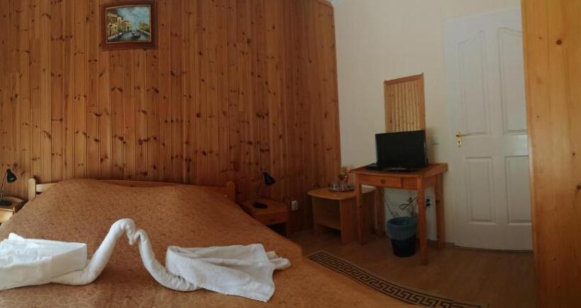 חדר סטנדרט לארבעה, Hajnal