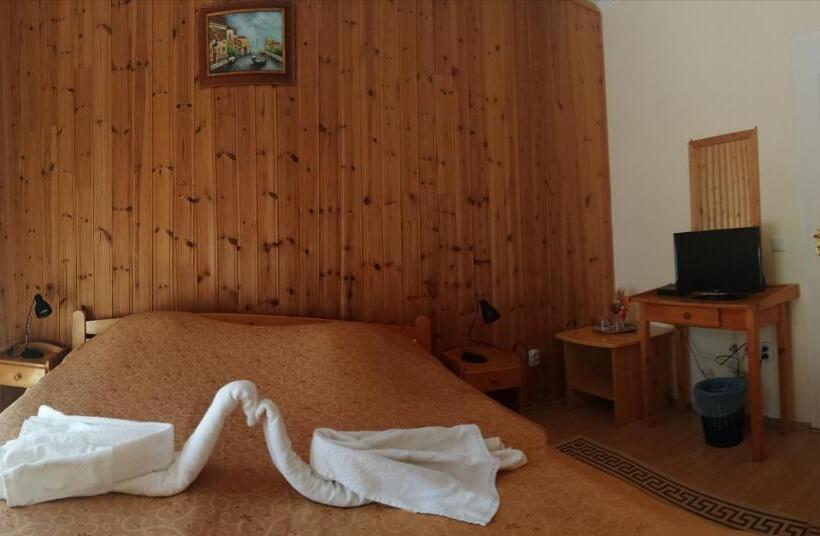 חדר סטנדרט לארבעה, Hajnal